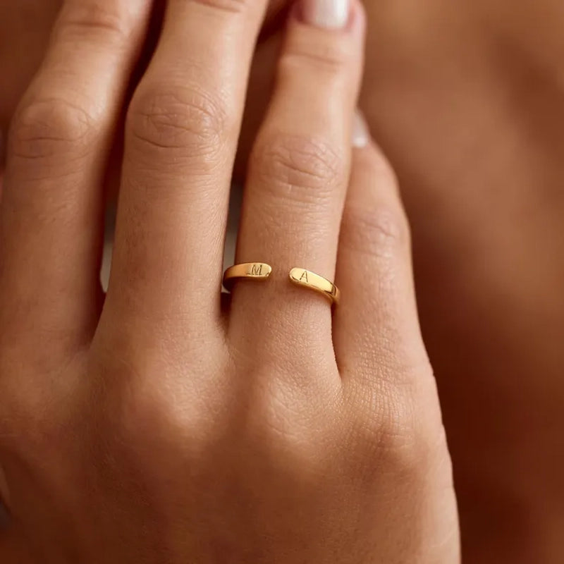 Nora Ring – Initialenring mit zwei Buchstaben