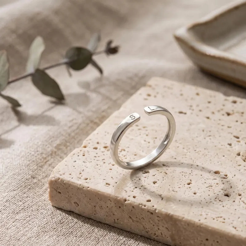 Nora Ring – Initialenring mit zwei Buchstaben