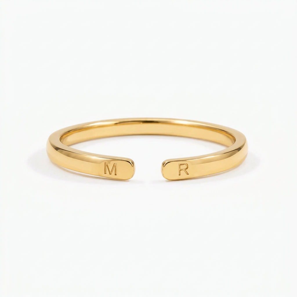 Nora Ring – Initialenring mit zwei Buchstaben in Gold